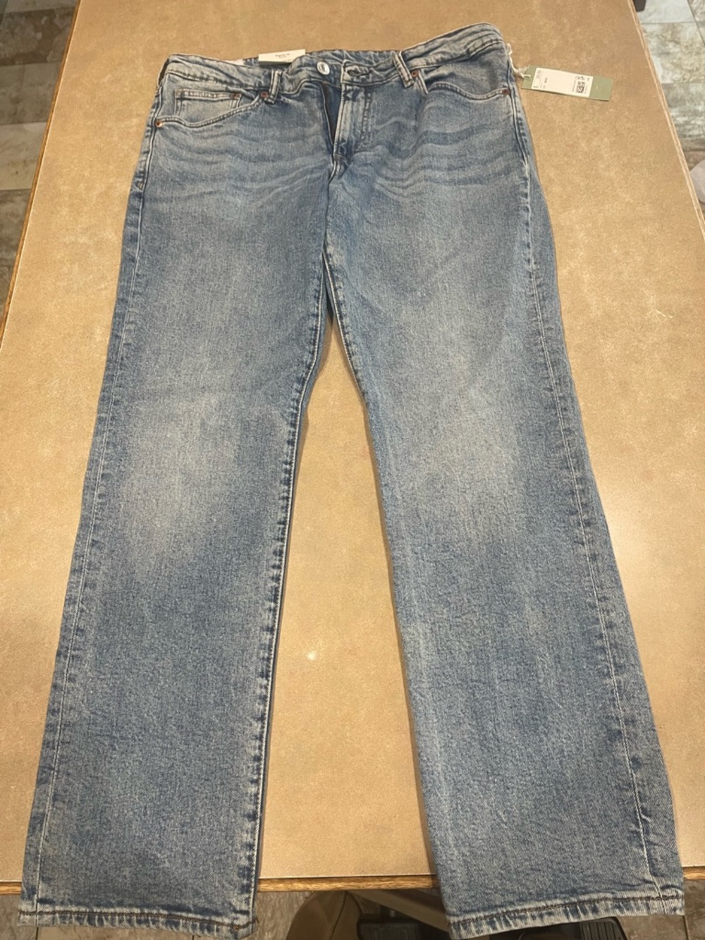 H&M Men's Straight-Leg Jeans in Medium Blue Wash